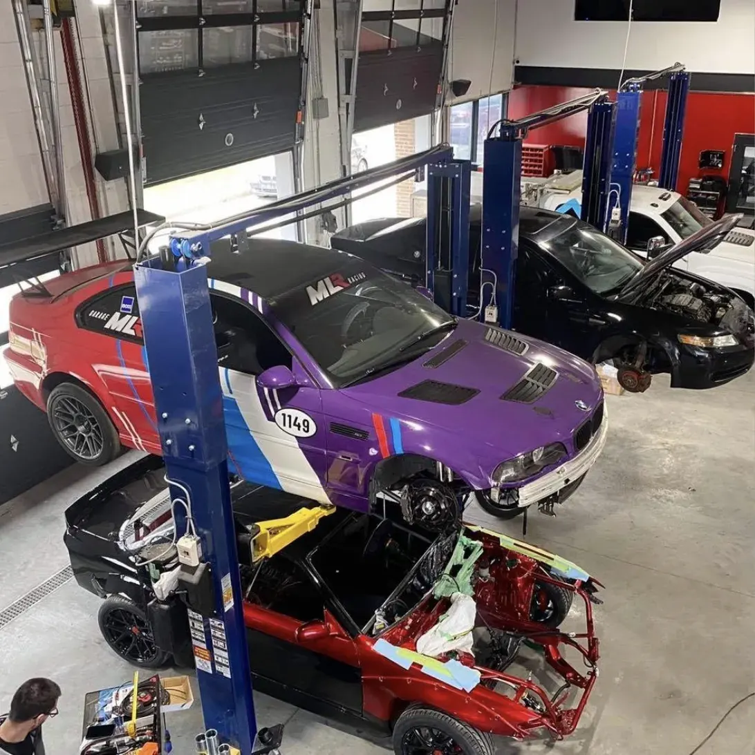 Atelier du garage à St-Léonard : autos sur les ponts élévateurs
